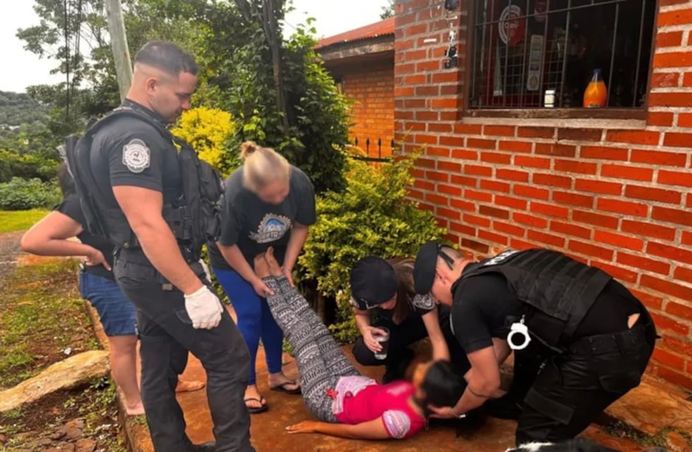 Policías asistieron a una joven embarazada que se desmayó en la vía pública en Puerto Rico