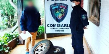 Hallan cubiertas de un vehículo presuntamente robadas en Puerto Esperanza.
