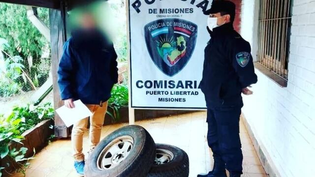 Hallan cubiertas de un vehículo presuntamente robadas en Puerto Esperanza.