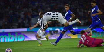Talleres zafó de un penal en su área, y hubo reclamos por una falta a Santos en el área de enfrente (Ramiro Pereyra / La Voz).
