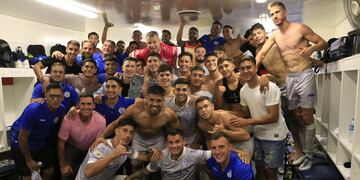 Festejo tombino luego de la victoria por 3 a 1 ante Belgrano, en el Malvinas Argentinas.