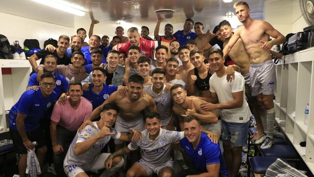 Festejo tombino luego de la victoria por 3 a 1 ante Belgrano, en el Malvinas Argentinas.