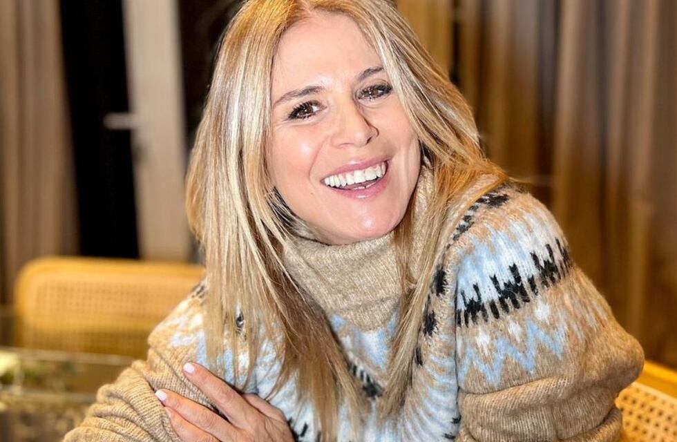 El arriesgado look de Flavia Palmiero para celebrar Navidad: vestido de red y transparencias