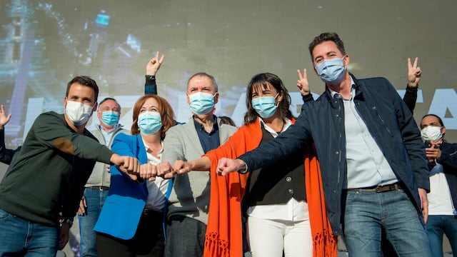 Final. Schiaretti encabezó el cierre de la campaña en Alta Gracia. Estuvieron todos los precandidatos, el intendente Llaryora y la mayoría del gabinete provincial.