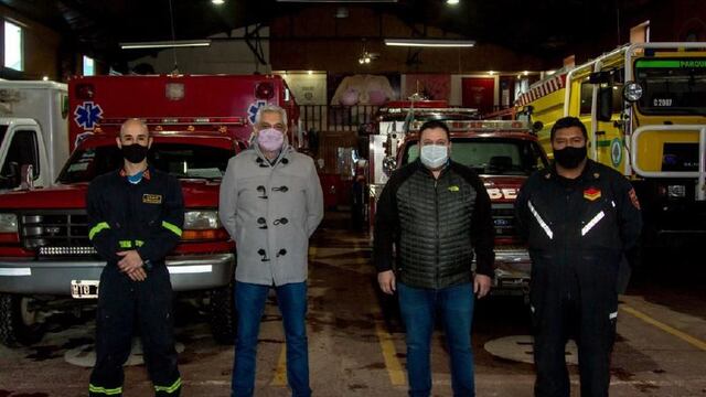 El secretario de Gobierno, Pablo García junto al concejal Gabriel De La Vega, efectuaron una visita a los Bomberos Voluntarios de Ushuaia