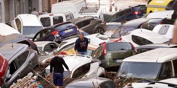 Los residentes observan los autos amontonados luego de ser arrastrados por las inundaciones en Valencia, España, el miércoles 30 de octubre de 2024. (Foto AP/Alberto Saiz)