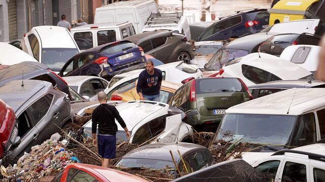 Los residentes observan los autos amontonados luego de ser arrastrados por las inundaciones en Valencia, España, el miércoles 30 de octubre de 2024. (Foto AP/Alberto Saiz)