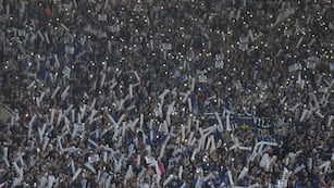 El recibimiento de la hinchada para Talleres ante Colón en el partido por la Libertadores. (Facundo Luque / La Voz)