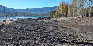 La dirección de Hidráulica está trabajando en el desembanque y fortalecimiento de la margen izquierda del río Blanco en Potrerillos.