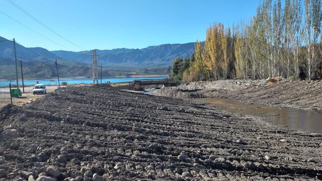La dirección de Hidráulica está trabajando en el desembanque y fortalecimiento de la margen izquierda del río Blanco en Potrerillos.