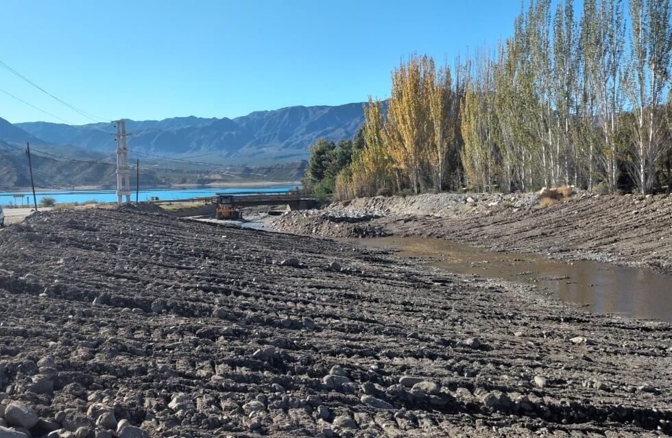 Trabajan en el desembanque del río Blanco en Potrerillos