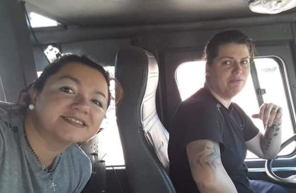 Se enamoraron en el cuartel de Bomberos y son mamás de mellizos