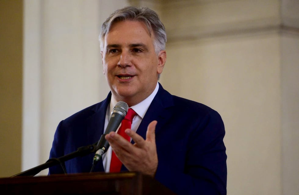 Martín Llaryora fue operado por una hernia epigástrica: cómo inició su problema de salud