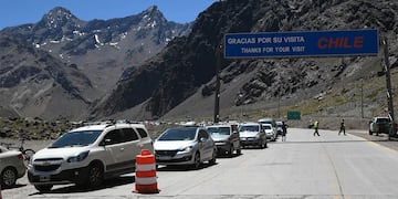 Por un brote de casos de Covid-19 entr sus trabajadores, del lado chileno decidieron suspender el tránsito de turistas por el Paso Cristo Redentor. Foto Jose Gutierrez / Los Andes