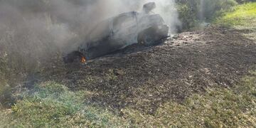 Circulaba con su automóvil cuando se incendió, incinerándose por completo.