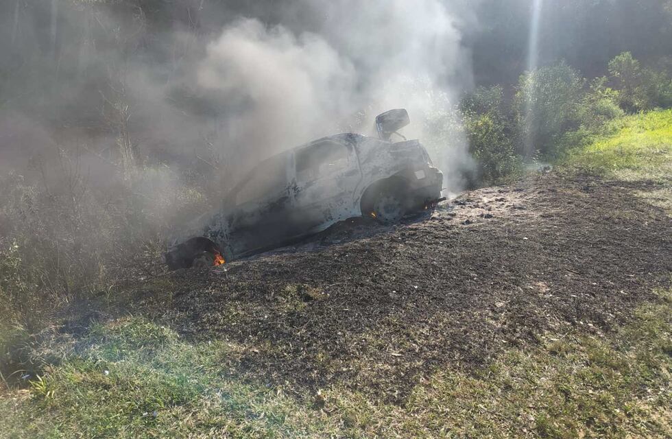Circulaba con su automóvil cuando se incendió, incinerándose por completo