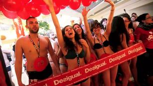 Esta acción, llamada Seminaked Desigual, generó esta oportunidad para que las personas puedan conseguir las prendas que más les gustan. Gentileza: Head Topics.