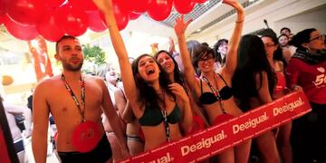 Esta acción, llamada Seminaked Desigual, generó esta oportunidad para que las personas puedan conseguir las prendas que más les gustan. Gentileza: Head Topics.