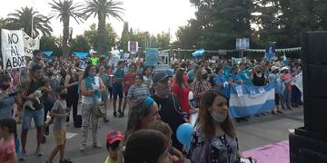 Los alvearenses realizaron una vigilia en la plaza Carlos María para decir "Si a las dos vidas".