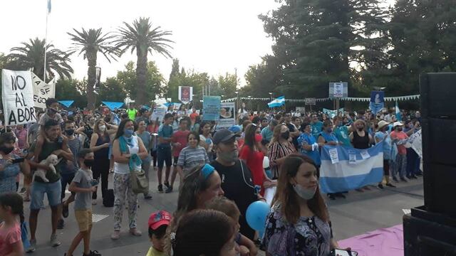 Los alvearenses realizaron una vigilia en la plaza Carlos María para decir "Si a las dos vidas".