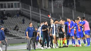 Talleres empató con Tigre y el DT Alexander Medina fue expulsado. Otra vez (Javier Ferreyra / La Voz).