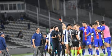 Talleres empató con Tigre y el DT Alexander Medina fue expulsado. Otra vez (Javier Ferreyra / La Voz).