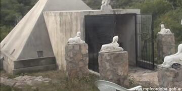 Los estafadores engañaban a sus víctimas con una presunta terapia del Antiguo Egipto y para eso montaron esta especie de pirámide.