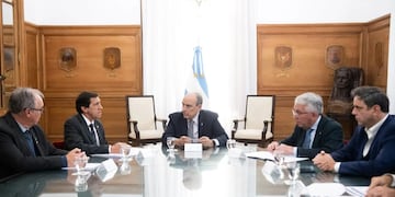 El ministro Carlos Stanic y el gobernador Carlos Sadir (ambos a la izquierda), en diálogo con los funcionarios nacionales, previo a la firma del acuerdo por la reactivación de la obra pública.