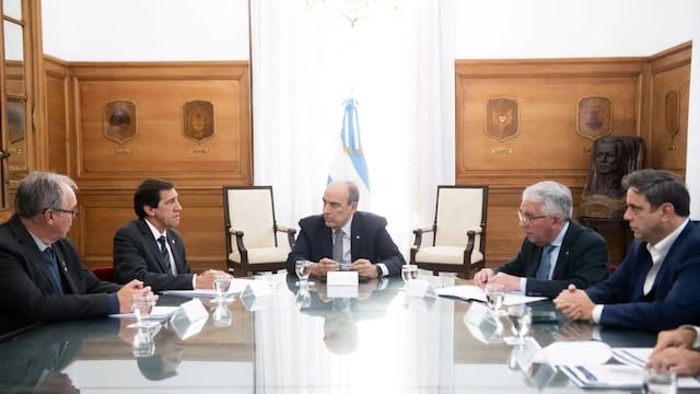 El ministro Carlos Stanic y el gobernador Carlos Sadir (ambos a la izquierda), en diálogo con los funcionarios nacionales, previo a la firma del acuerdo por la reactivación de la obra pública.