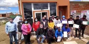 Autoridades provinciales y miembros de la cooperativa "Fuerza Mayor", en el acto de entrega de la segunda vivienda social construida en Jujuy con un diseño energéticamente eficiente.