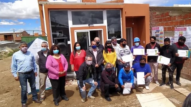 Autoridades provinciales y miembros de la cooperativa "Fuerza Mayor", en el acto de entrega de la segunda vivienda social construida en Jujuy con un diseño energéticamente eficiente.