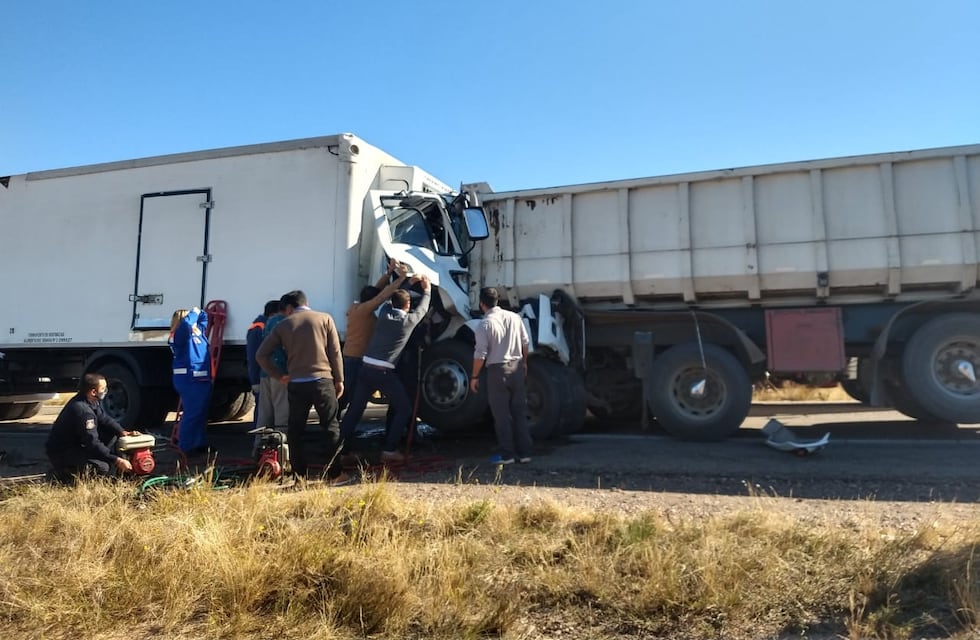 Un camionero sanjuanino le erró a la salida de la ruta 7, se metió en contramano y chocó de frente con otro camión