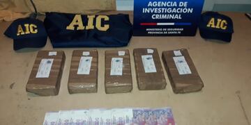 La Agencia de Investigación Criminal (AIC) secuestró casi mil pesos en efectivo junto con el cargamento ilegal.
