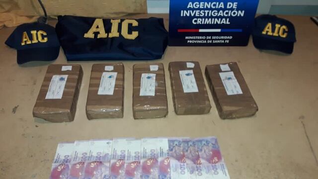 La Agencia de Investigación Criminal (AIC) secuestró casi mil pesos en efectivo junto con el cargamento ilegal.
