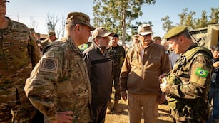 Pereda, junto a Taiana y el comandante del Ejército de Brasil, en el ejercicio Arandú.