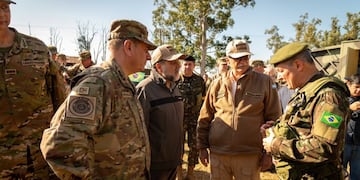 Pereda, junto a Taiana y el comandante del Ejército de Brasil, en el ejercicio Arandú.