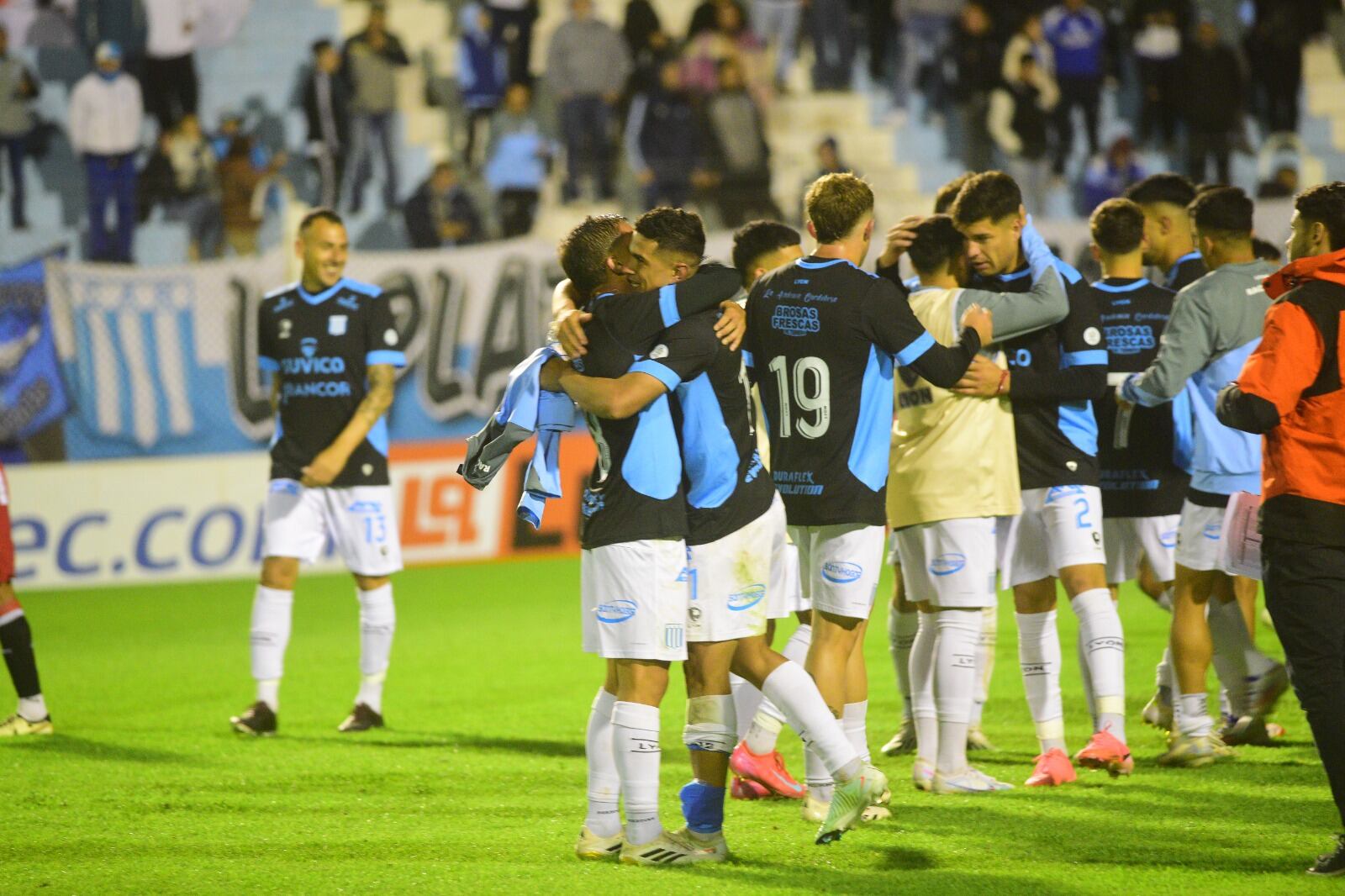 Racing le ganó 1-0 a San Martín de Tucumán y está con chances de meterse al Reducido por el segundo ascenso en las últimas dos fechas. (Javier Ferreyra / La Voz)