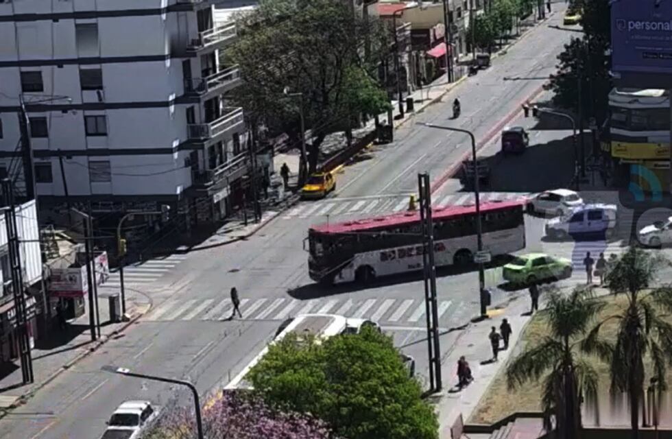 Imágenes impactantes: difunden el video del momento en que un colectivo atropelló a una policía en Córdoba