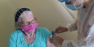 Comenzó la vacunación contra el coronavirus para adultos mayores en Santa Fe. (@minsaludsantafe)