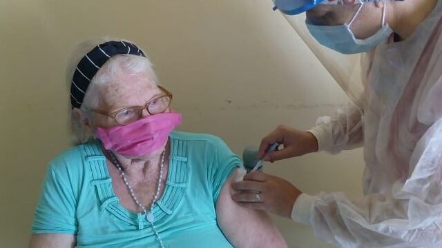 Comenzó la vacunación contra el coronavirus para adultos mayores en Santa Fe. (@minsaludsantafe)