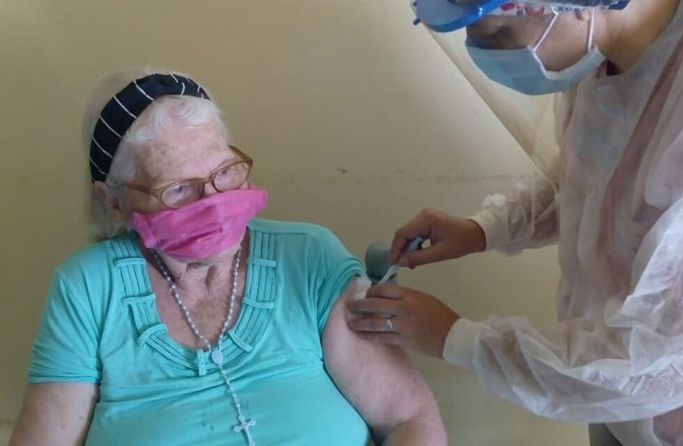 Santa Fe comienza a vacunar a mayores de 90 años contra el coronavirus