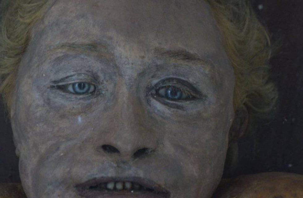 La momia de Rosario: embalsamó a su esposa Carmelina y la exhiben con su perro