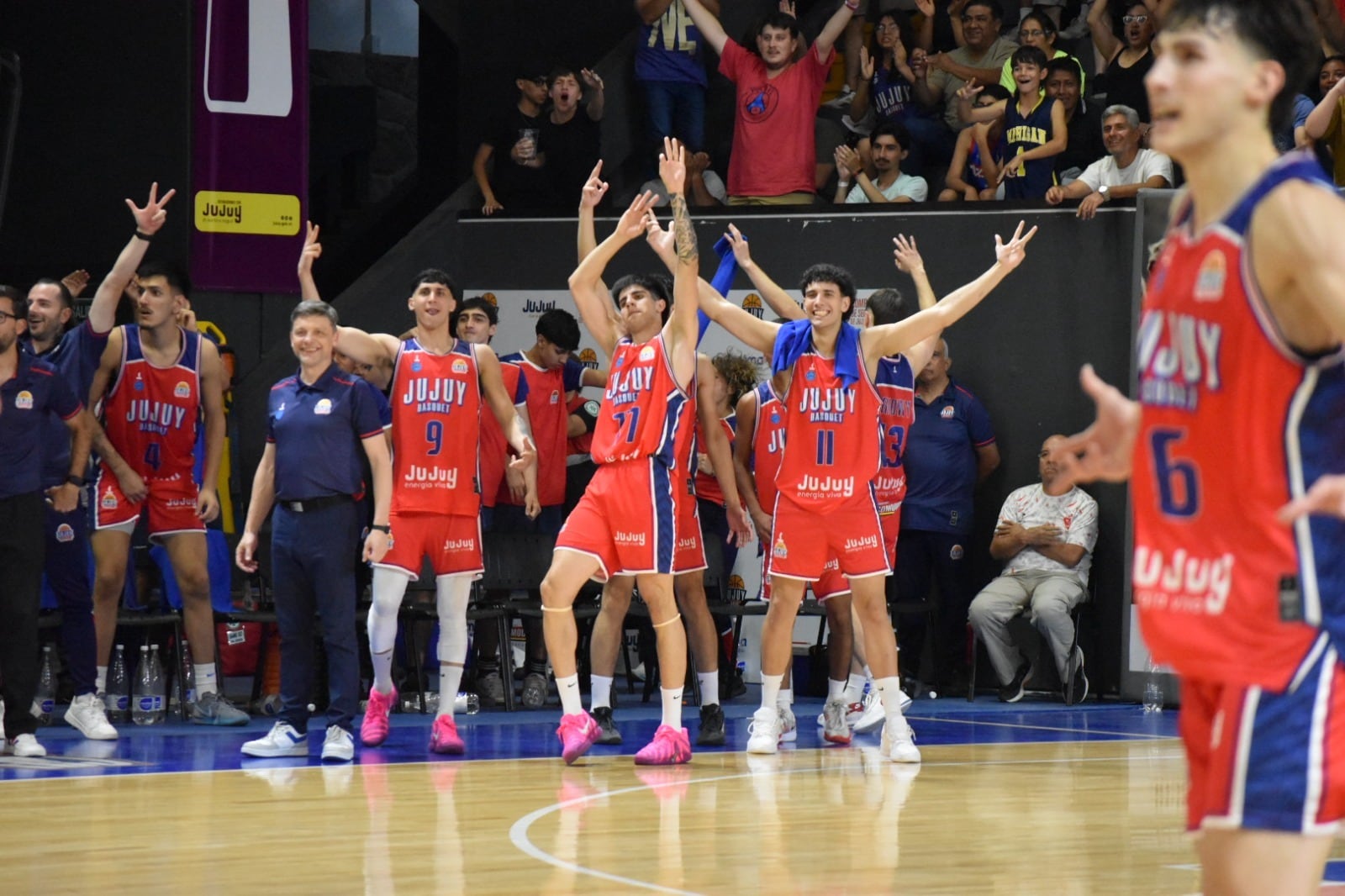 El festejo en el estadio “Federación Jujeña de Básquet” tras el primer triunfo de Jujuy Básquet como local frente a Huracán Las Heras, de Mendoza.