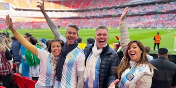 Gisela Campos, su pareja y dos amigos en el Estadio Wembley, Londres.
