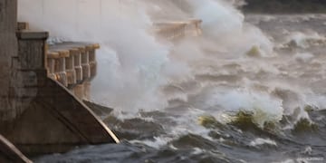 Impactantes imágenes de la tormenta y el viento en Córdoba sobre el dique Cruz del Eje. (Foto: Julio Albornoz)