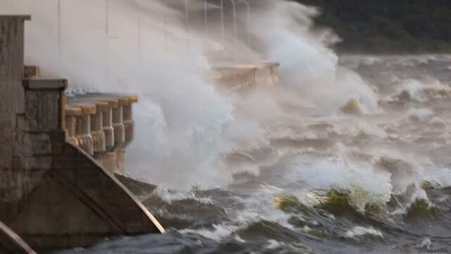 Impactantes imágenes de la tormenta y el viento en Córdoba sobre el dique Cruz del Eje. (Foto: Julio Albornoz)