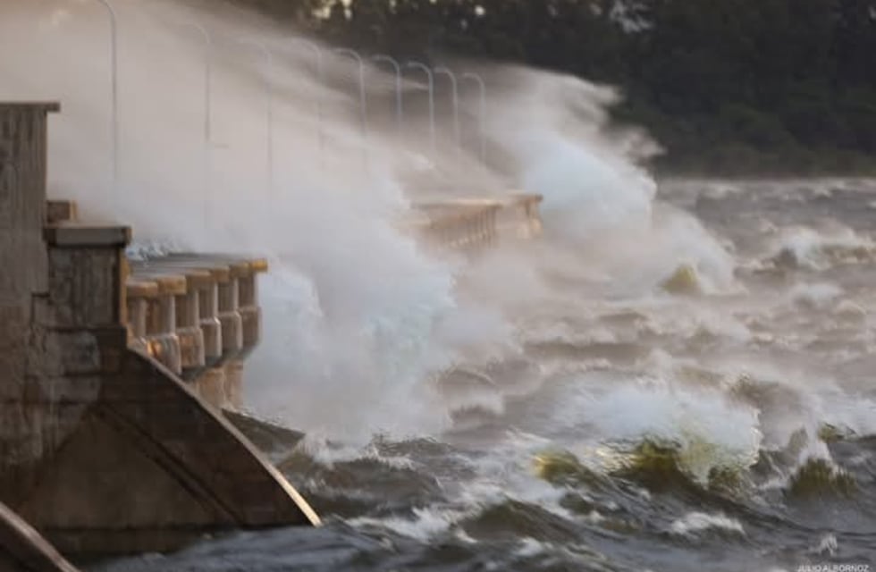 Frío en Córdoba: una impactante tormenta de viento sacudió el dique de Cruz del Eje