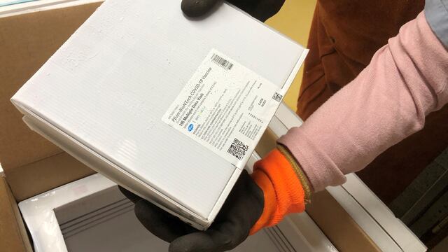 Sofisticada maleta de ultrafrío para mantener a la temperatura de la vacuna Pfizer.