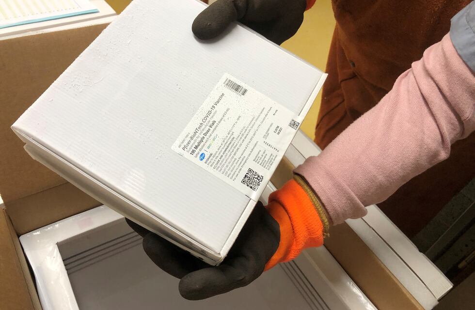 Vacuna Pfizer: la negociación con el Gobierno gira en torno al uso de una sofisticada maleta de ultrafrío