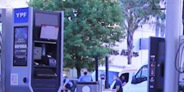 Automovilistas iguazuenses se trasladan a Eldorado para cargar combustible.